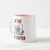 Tasse 2 Couleurs Juste un chapitre de plus Squelette drôle de lectu (Devant gauche)