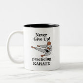 Tasse 2 Couleurs Karate Black Belt n'abandonne jamais les arts mart (Gauche)