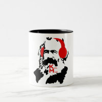 KARL MARX AVEC DES ÉCOUTEURS
