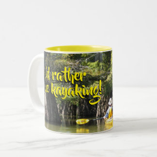 Tasse 2 Couleurs Kayak parmi les cyprès