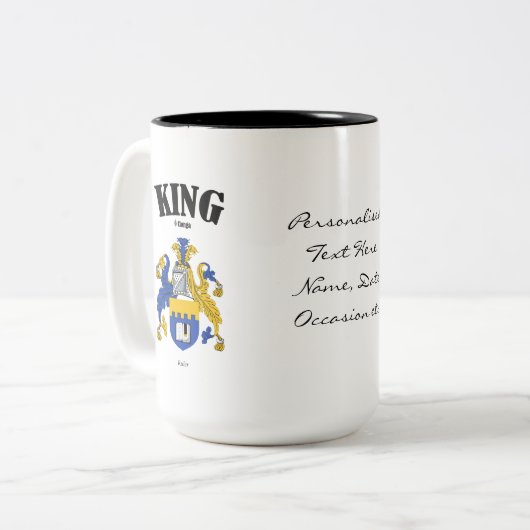 Tasse 2 Couleurs King Family Crest, Traduction & Signification (Devant gauche)