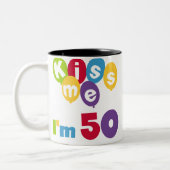 Tasse 2 Couleurs Kiss Me I'm 50 Anniversaire T-shirts et cadeaux (Gauche)