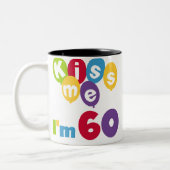 Tasse 2 Couleurs Kiss Me I'm 60 Anniversaire Tshirts et cadeaux (Gauche)