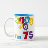 Tasse 2 Couleurs Kiss Me I'm 75 Anniversaire T-shirts et cadeaux (Gauche)