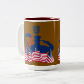 Tasse 2 Couleurs La bannière d'honneur marron (Devant gauche)