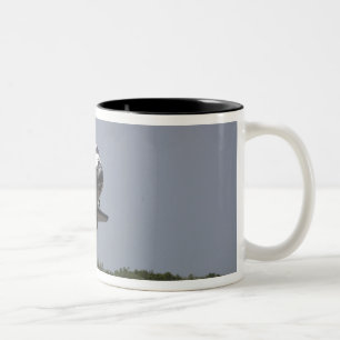Tasse 2 Couleurs La découverte de navette spatiale approche