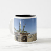 Tasse 2 Couleurs La fusée Soyouz est montée en position 5 (Devant gauche)