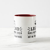 Tasse 2 Couleurs La légende a retraité 2024 Pas mon Prob-Retraite (Centre)
