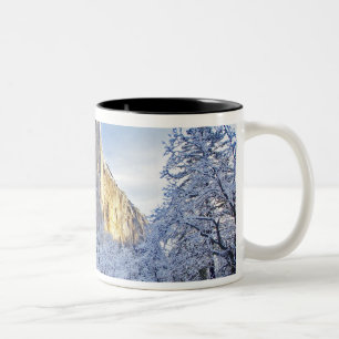 Tasse 2 Couleurs La lumière du lever du soleil frappe El Capitan à