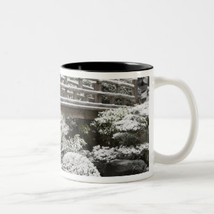 Tasse 2 Couleurs La neige tombe dans le jardin japonais de Portland