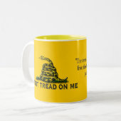 Tasse 2 Couleurs La PRÉCAUTION "ne marchent pas sur moi" le DRAPEAU (Devant gauche)