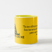 Tasse 2 Couleurs La PRÉCAUTION "ne marchent pas sur moi" le DRAPEAU (Centre)