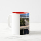 Tasse 2 Couleurs la route 138 du pont (Devant gauche)