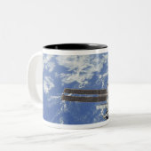 Tasse 2 Couleurs La terre orbitale de Station Spatiale (Devant gauche)