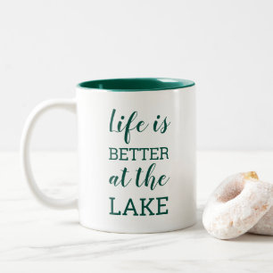 Tasse 2 Couleurs La vie est meilleure au lac en typographie vert fo