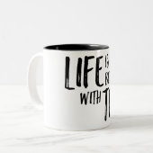 Tasse 2 Couleurs La vie est meilleure avec la conception de thé (Devant gauche)