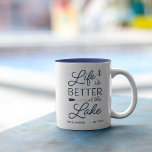 Tasse 2 Couleurs La vie personnalisée est meilleure au lac<br><div class="desc">Célébrez la vie à votre maison de bord de mer avec cette mignonne tasse personnalisée avec l'expression "la vie est meilleure au lac" en lettres bleu marine rehaussée d'une ancre et d'un poil. Customisez avec votre nom de famille et/ou l'année établie en dessous.</div>