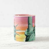 Tasse 2 Couleurs Lady Liberty sur le ciel rose (Centre)