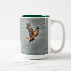 Tasse 2 Couleurs L'aigle à tête blanche américain survole l'océan