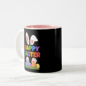 Tasse 2 Couleurs Lapin de Pâques heureux (Devant gauche)