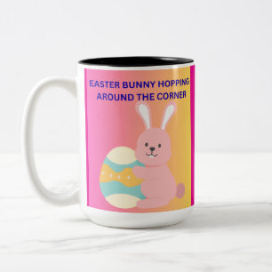 Tasse 2 Couleurs Lapin de Pâques sautant au coin de la rue