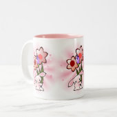Tasse 2 Couleurs Lapin rose mignon avec des fleurs (Devant gauche)