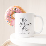Tasse 2 Couleurs L'avenir Mme et votre nom | Cadeau de beauté moder<br><div class="desc">Présentation de "L'Avenir Madame et Votre Nom" Ensemble cadeau de beauté moderne de Zazzle Célébrez l'occasion joyeuse de l'avenir Madame avec un ensemble cadeau de beauté moderne de Zazzle qui combine luxe, personnalisation et style. Ce jeu de cadeaux exclusif est conçu pour lui faire sentir vraiment spécial alors qu'elle embarque...</div>