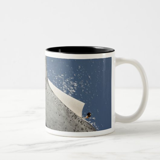 Tasse 2 Couleurs Le dessous de la navette spatiale Discovery 2 (Droit)