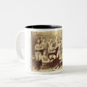 Tasse 2 Couleurs Le football 1888 d'UMass (Devant gauche)