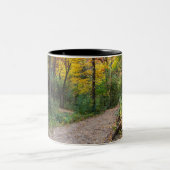 Tasse 2 Couleurs le long du sentier forestier sinueux des collines (Centre)