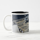 Tasse 2 Couleurs Le navire de combat du littoral USS Freedom (Gauche)