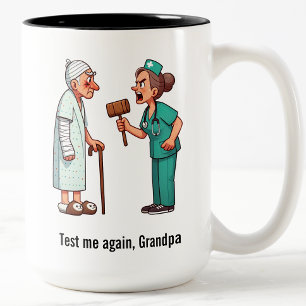 Tasse 2 Couleurs Le Patient Âgé Atteint L'Infirmière Porteur De Cha