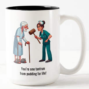 Tasse 2 Couleurs Le Patient Âgé Atteint L'Infirmière Porteur De Cha