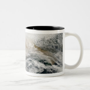 Tasse 2 Couleurs Le pic de Sarychev traversant la mer d'Okhotsk