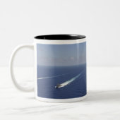 Tasse 2 Couleurs Le porte-avions USS Abraham Lincoln (Gauche)