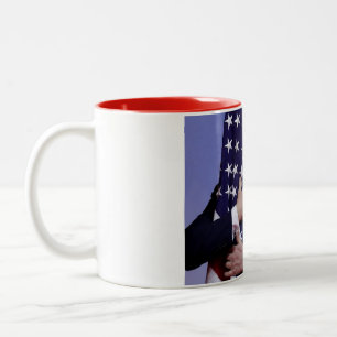 Tasse 2 Couleurs Le président Trump accable le drapeau