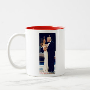 Tasse 2 Couleurs Le président Trump et Melania Dancing