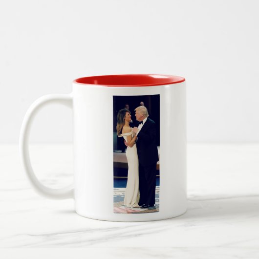 Tasse 2 Couleurs Le président Trump et Melania Dancing (Gauche)