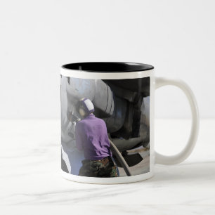 Tasse 2 Couleurs Le technicien de carburant d'aviation attache un