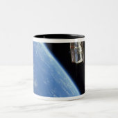 Tasse 2 Couleurs Le télescope spatial Hubble avec une terre bleue (Centre)