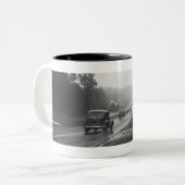 Tasse 2 Couleurs Le trafic sur la route (Devant gauche)