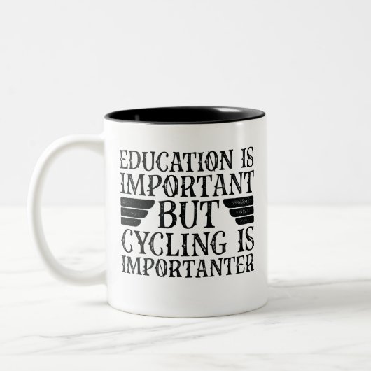 Tasse 2 Couleurs L'Éducation Est Importante, Mais Le Cyclisme Est I (Gauche)
