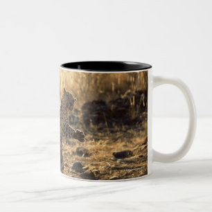 Tasse 2 Couleurs Léopard africain sur les jambes de derrière,
