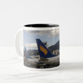 Tasse 2 Couleurs Les avions de ligne chinois de la compagnie intéri (Devant gauche)