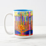 Tasse 2 Couleurs Les lumières de Chanukah<br><div class="desc">Une couleur riche et modulable,  avec toutes les bougies allumées lors d'une nuit étoilée,  dans une mer de bleu,  un cadeau éblouissant pour votre professeur préféré de l'Ecole hébraïque,  rabbin,  ou tout buveur de café que vous aimez !</div>