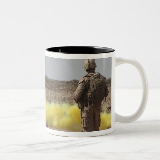 Tasse 2 Couleurs Les marines assurent la sécurité (Droit)