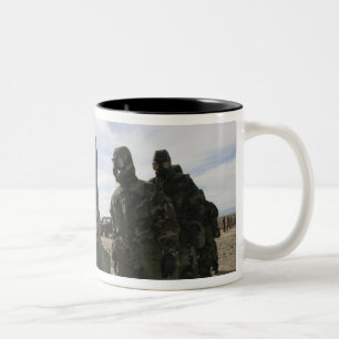 Tasse 2 Couleurs Les marines et les marins classent dans la chambre