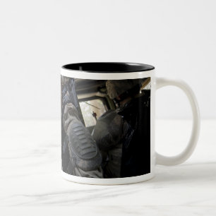 Tasse 2 Couleurs Les marins apprennent les procédures de convoi
