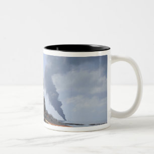 Tasse 2 Couleurs Les nuages foncés de la fumée et du feu émergen