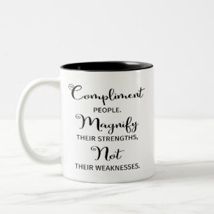 Tasse 2 Couleurs Les personnes de compliment de citation magnifient